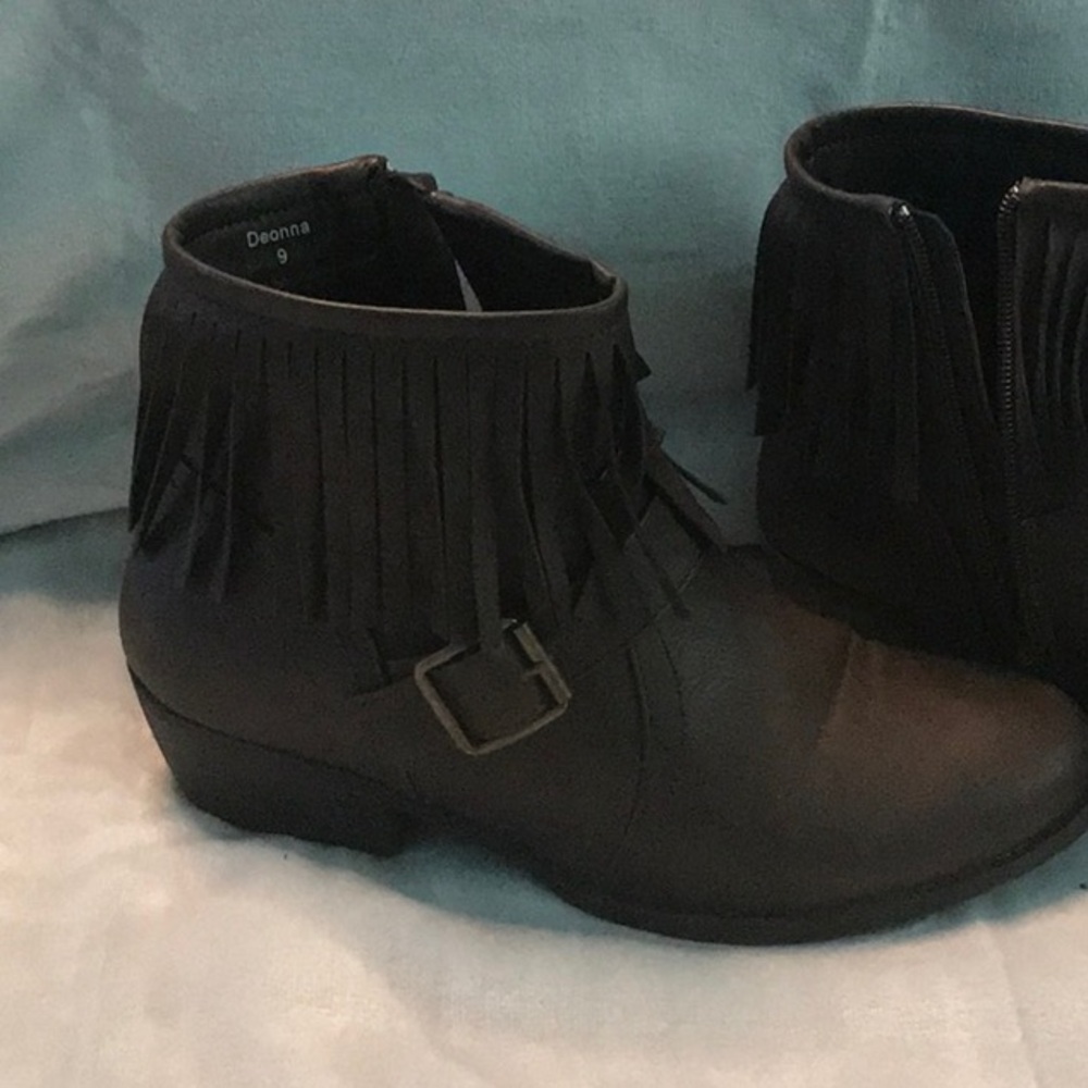 Low cut boots